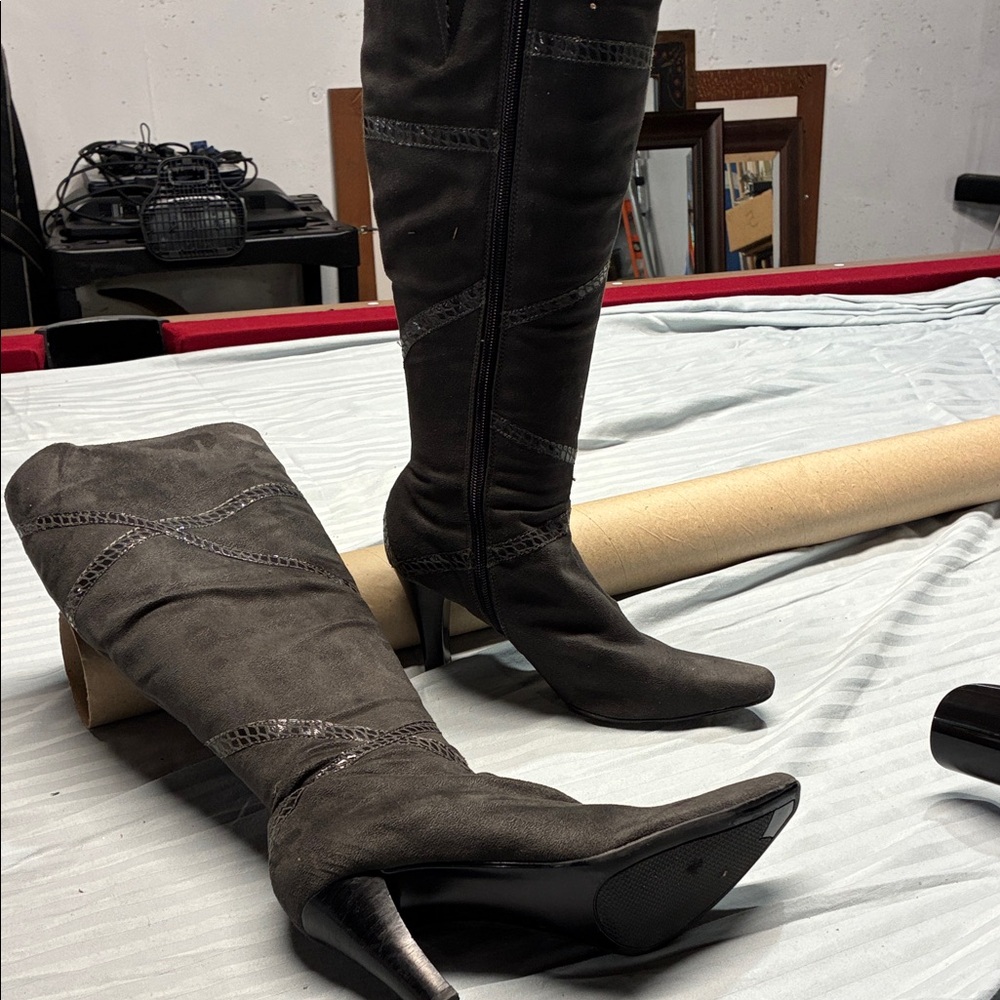Elegant Gray Knee-High Women's Boots.    Gently used.  Thin suede material.